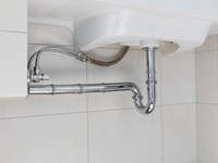 7 señales de que la tubería oculta de tu baño está dañada