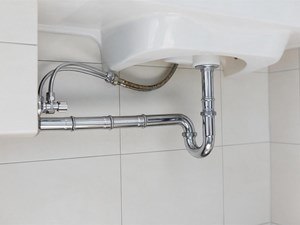 7 señales de que la tubería oculta de tu baño está dañada