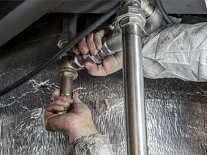 ¿Cada cuánto tiempo es recomendable revisar la instalación de fontanería?