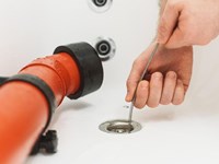 ¿Cuál es la mejor manera de evitar atascos en las tuberías y mantener un sistema de fontanería eficiente?