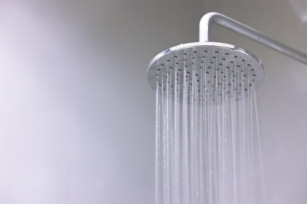 ¿Por qué se ahorra agua en una ducha?