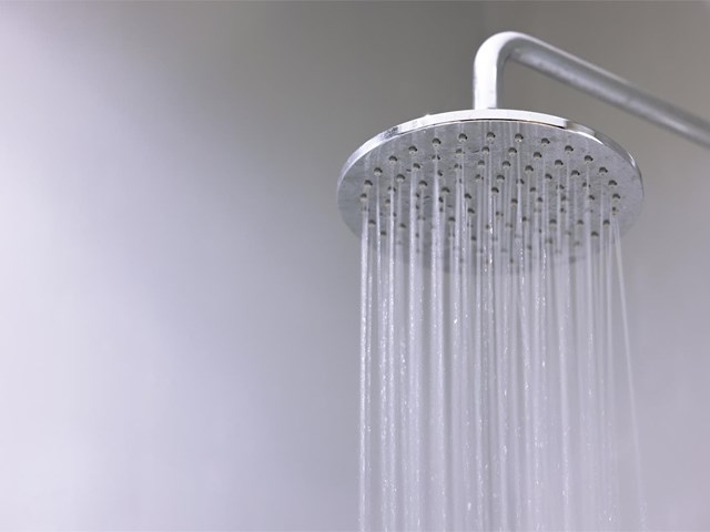 ¿Por qué se ahorra agua en una ducha?