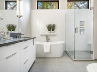 ¿Qué elementos de diseño debes considerar al planificar una reforma de baño para aprovechar al máximo el espacio?